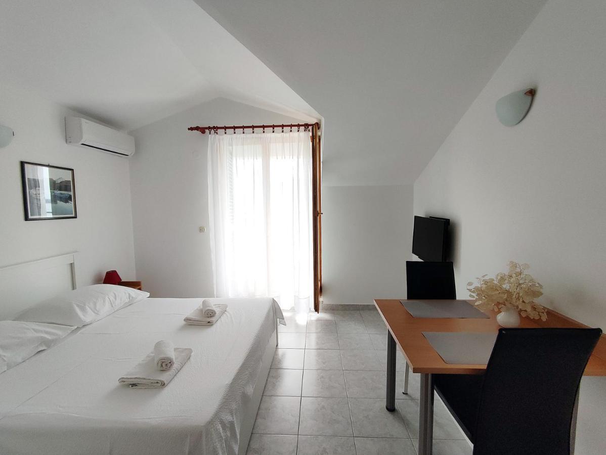 Apartments And Rooms Saric Jadrija Exterior photo