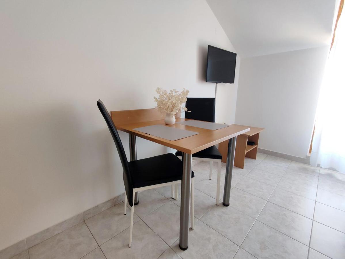 Apartments And Rooms Saric Jadrija Exterior photo