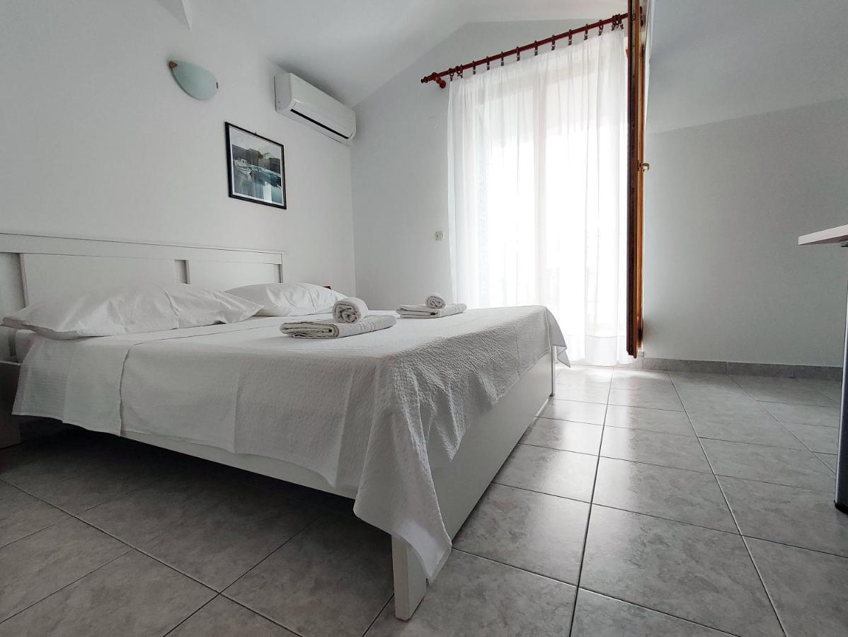 Apartments And Rooms Saric Jadrija Exterior photo