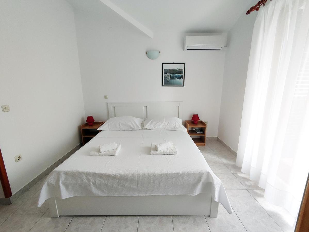 Apartments And Rooms Saric Jadrija Exterior photo