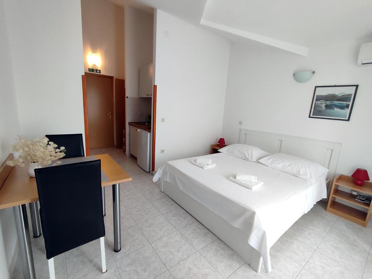 Apartments And Rooms Saric Jadrija Exterior photo