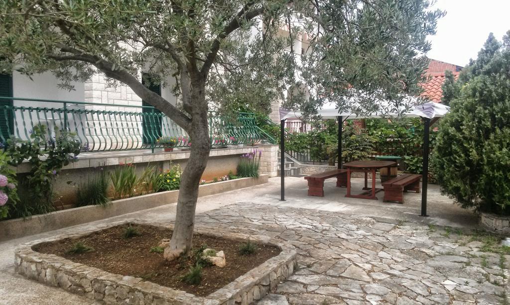Apartments And Rooms Saric Jadrija Exterior photo