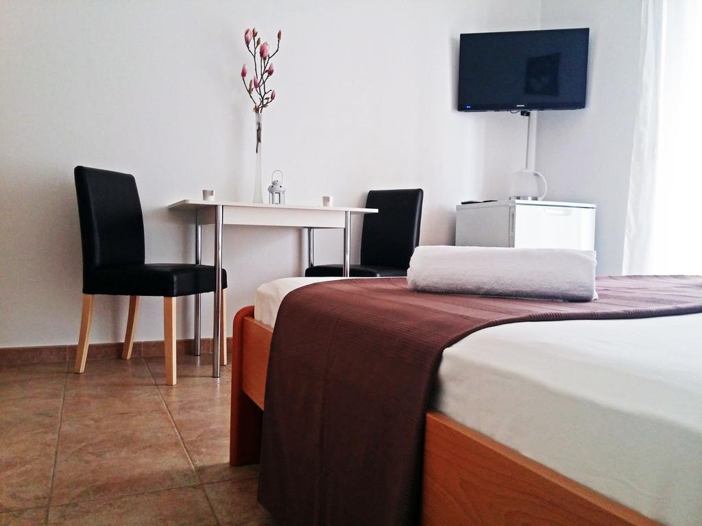 Apartments And Rooms Saric Jadrija Exterior photo